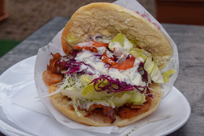 Kebab w otwartej bułce
